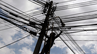 Por qué seguimos instalando cables en lo alto de postes en lugar de hacerlo bajo tierra<em></em>